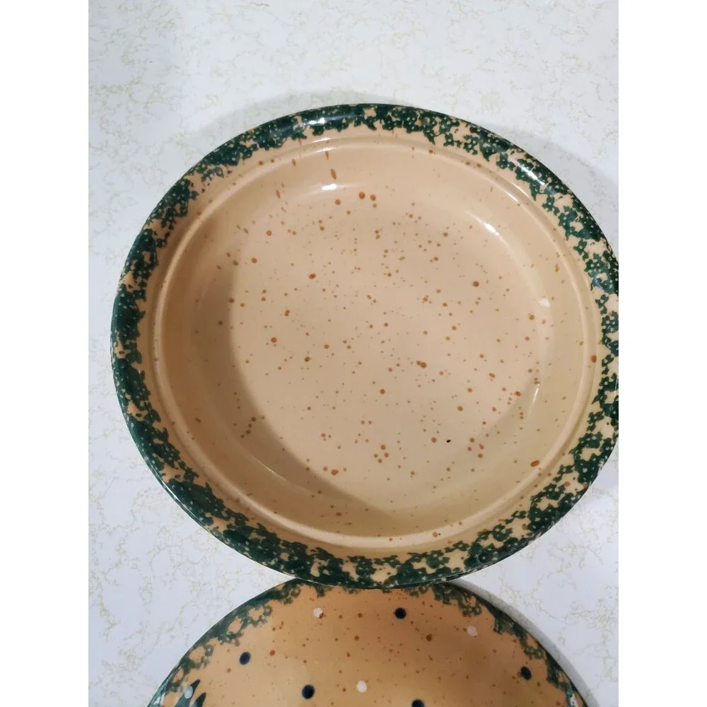 LTD Limited  9” Christmas Snowman Pie Dish W/ Lid Stoneware Green Sponge Edges